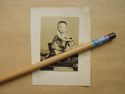 文獻史料館*老照片=1956年小朋友騎木馬沙龍老照片(k367-3)