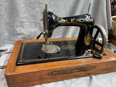 日本製LEAD古董縫紉機，功能正常！ 底座長39.5公分，寬23.2，高27.2 百年古董值得收藏！喜歡可私！