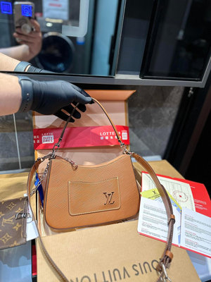 ELLA代購#折疊飛機禮盒L新品上新Marelle手袋絕美焦糖色 一眼就看上了這個包包Sa說是當天上的新款， 1400415