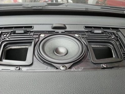 【B&amp;M 原廠精品】BMW E60 E61H/K harman kardon 中置儀表板 中央聲道 喇叭組 現貨(X5 X6 X3 X1參考)