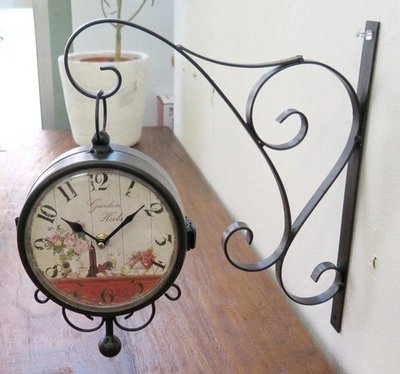 艾苗小屋-日本進口 AMANO 古色古香壁掛式雙面時鐘