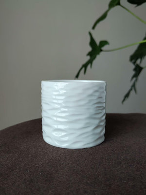 日本回流瓷器，純白骨瓷刀刻紋杯子，像是起伏的水紋，口沿不是正