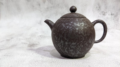 【不動茗壺】台灣鶯歌手拉胚茶壺---林國賢 豹紋蛋型壺(較大)