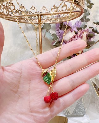 【MOMO全球購】法國Les Nereides 漿果櫻桃與葉子吊墜項鏈 甜美少女可愛水果