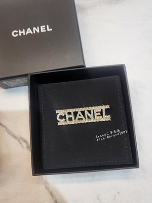 【Brand二手名品】Chanel超美水鑽字母別針 超閃 搭牛仔外套 T恤