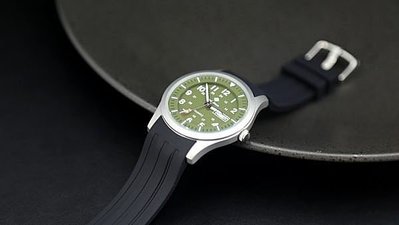 美型軍綠色,搭載日本 SEIKO 精工原廠 VX43 石英機芯,強悍軍風防水石英錶,不鏽鋼錶壳gladstone