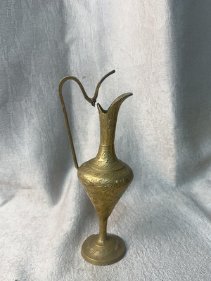 【二手】歐洲回流把手壺花瓶。滿工雕刻。小巧精致。黃銅材質。把手有脫焊 回流 擺件 老貨 【景天闇古貨】-2906