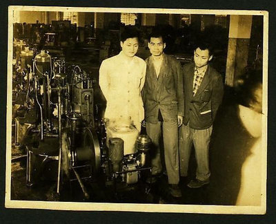 ///李仔糖老照片*民國48年裕隆汽車台灣自製第一台臥式五馬力柴油機試車老照片(s687-2)