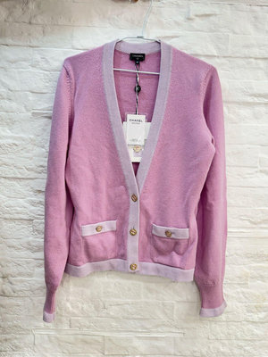 Chanel 全新收藏 毛呢針織外套 女款 粉色 藕紫色 很美 羊毛料 四季都可以穿搭 尺寸 38（適合M到L） 原價17萬 賠錢出 甜 ❤️ 78800