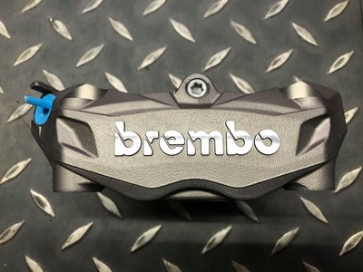 Brembo 鑄造一體式輻射卡鉗 AK550 輻射卡鉗 灰底銀字 活塞32/32 孔距100mm