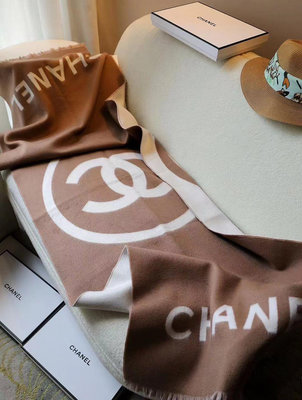 Chanel香奈兒 雙面羊羔絨披肩圍巾～ 這個圍巾真的是好看百搭實用耐看集於一身，怎麼搭配都不會出錯，可以當披肩，可以當圍巾