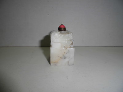 鼻煙壺------牛奶白正方型雕雙龍搶珠(甘B透明盒)【降價回饋網友】