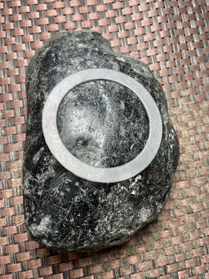 閑置翡翠原石，1.65公斤老坑莫灣基料，料子皮殼非常老，老蠟