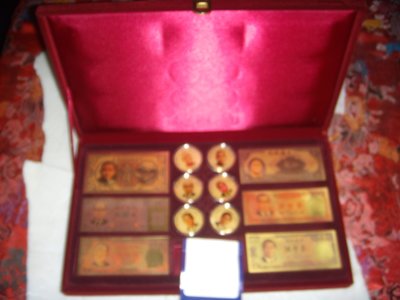歷任台灣的六位總統黃金紀念鈔及黃金紀念幣一套有六張紙鈔及六枚紀念幣