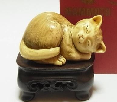 睡眠的貓。精美牙雕。長毛象牙（非保育類）古董藝術 日本空運來台。
