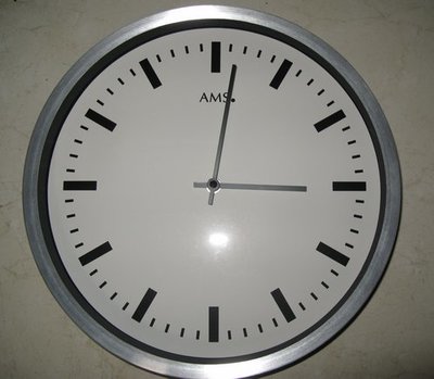 AMS.CLOCK 德國進口鋁框白面黑色刻劃靜音兩針簡約時尚掛鐘 型號：F5540【神梭鐘錶】