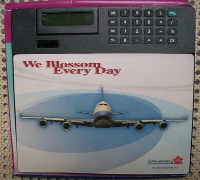 電腦滑鼠墊~China Airlines中華航空公司紀念-We Blossom Every Day(計算機故障).如圖示