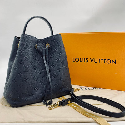 【哈極品】美品《Louis Vuitton LV  黑色全皮 LOGO壓紋  水桶包/ 斜背包/手提包/二用包》