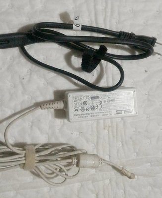 華碩 ASUS Eee PC 原廠 白色 19V 2.1A 2.4mm * 0.7mm AD6630 變壓器 電源線