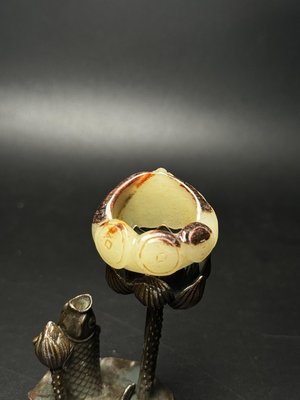 和田玉戒指，造型精美，雕刻福在眼前，工藝生動，玉質溫潤，皮殼包漿一流，內徑22mm外徑33mm厚17mm11528