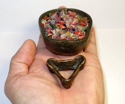 菩多佛教文物A1-明清-西藏瑜珈士使用的小型銅製嘎巴拉及三面護法底托