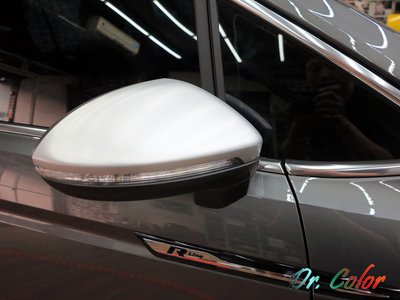 Dr. Color 玩色專業汽車包膜 Volkswagen Touran 絲綢鋁 / 髮絲黑_後視鏡 / BC柱