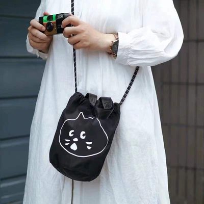 日系雜誌附錄 驚訝貓ne-net卡通斜背包 可愛抽繩束口水桶包 單肩斜背包 大容量手拎包