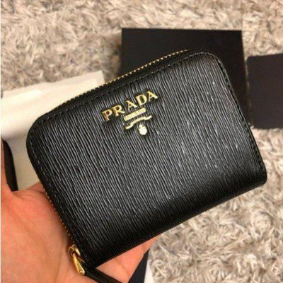 PRADA 浮雕Logo 防刮皮革零錢包(黑色) 1MM268 QWA F0002