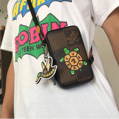 LV x Nigo 聯名 烏龜 大棋盤格 4卡 雙層 拉鍊 手機 隨身包 N40377 現貨