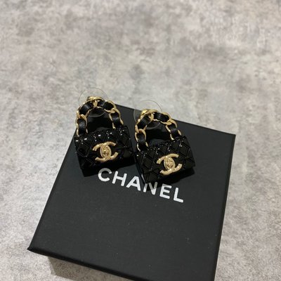 Chanel Logo 包包 耳環《精品女王全新＆二手》