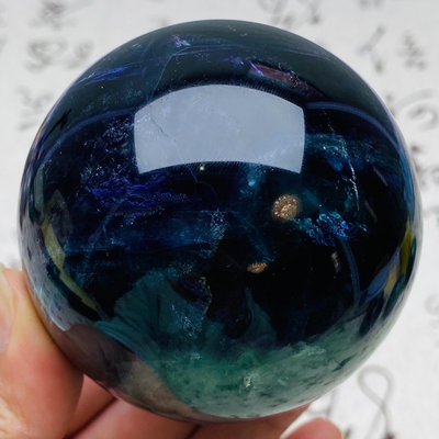 B542天然螢石水晶球紫綠螢石球，晶體通透螢石原石打磨綠色水 水晶 擺件 文玩【天下奇物】1083