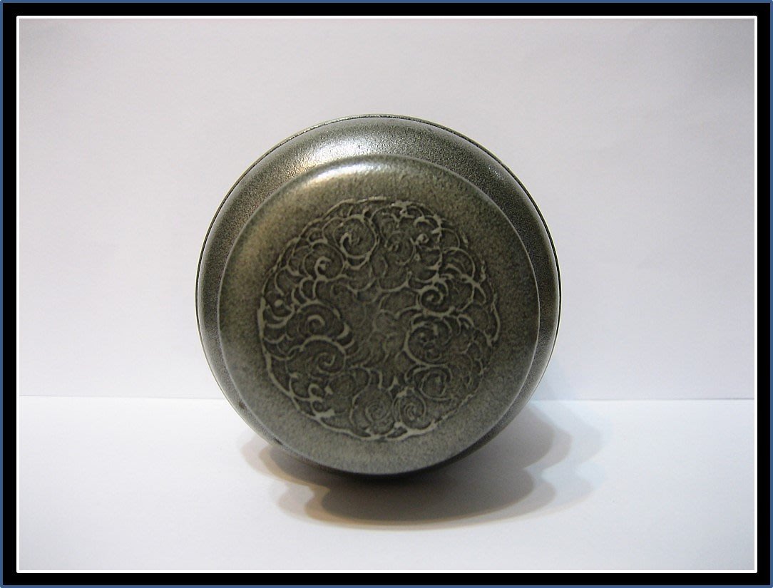 【《勇福堂》】日本茶道具－間村自造款【純錫山水圖騰紋飾茶葉罐 