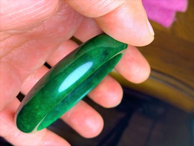 天然緬甸玉-A貨翡翠-祖母綠鐵龍生手鐲-滿色帝王綠，配戴高貴、典雅，多年收藏釋出!