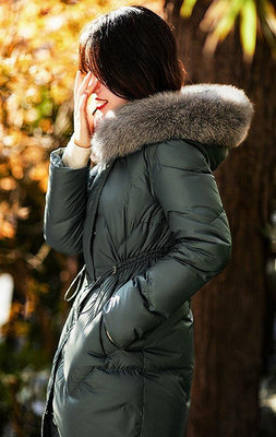時尚芭莎~ MO 新款 高保暖移動棉被 超大狐貍毛領 輕盈保暖 95% 白鵝絨 連帽中長版羽絨大衣外套 (G937)