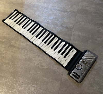 【二手】九成新 手捲式電鋼琴 $2,000