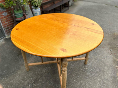 早期檜木圓桌！桌面黃檜去漆整理過！尺寸品項如照！謝謝