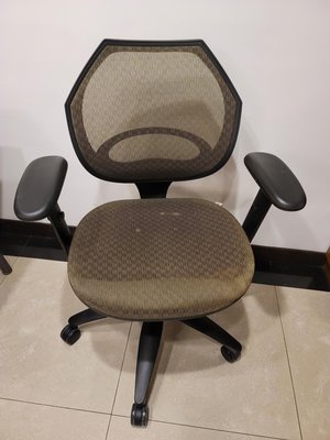 二手 優美 辦公椅 電腦椅 座椅高度可調整, 氣壓棒調高低，座椅可調整深淺