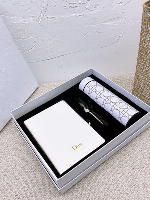 UU代購#Dior  水杯套盒 數顯保溫杯 +筆記本+筆 不銹鋼材質500ml 密封圈內封水杯蓋