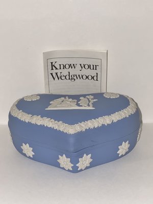 Wedgwood Jasper 藍色心型珠寶盒 5” x 4”