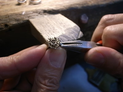 【囍Gems】 專業金工 : 手工訂製、維修、修改、整新、改檯。非本家珠寶首飾也可接單，請另即時通洽詢。