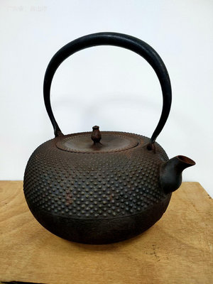 日本南部名釜師及川寬治作鐵壺，壺產于昭和中期，平丸型半身霰紋