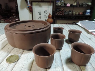 ~早期收藏~ 早期名家..湘君.手工製作..荷葉造型紫砂茶盤 + 4個紫砂品茗杯= 整杯組可收納入茶盤  .