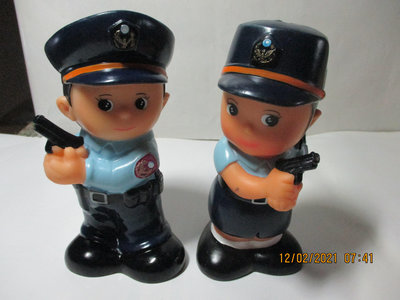 《瑋哥童趣屋》警察 (男+ 女) 公仔娃娃 撲滿/ 存錢筒(2個合售)~(尺寸高約：15 cm &amp; 15 cm，很舊了)…促01