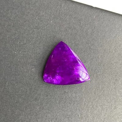 ❤妙玉生花優品購❤舒俱萊三角形裸石， 超美的一塊，全美紫色.規格：19.5*17.5*4.2mm，1.95g
