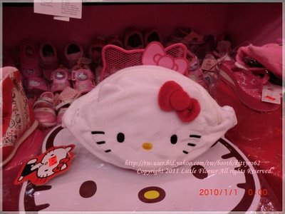 ♥小花花日本精品♥Hello Kitty 大容量臉頭型霹靂包