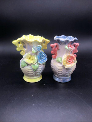 【週日結標 5/26】一元起標 彩色花卉故事紋小花瓶一對。瓷器