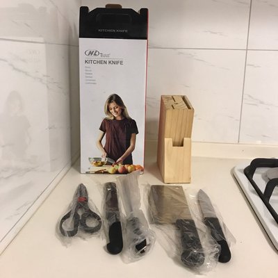 廚房刀具5件組和放刀底座（剪刀、菜刀、水果刀、麵包刀、磨刀器）