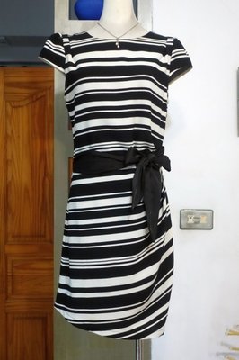 [Ｃ.M.平價精品館]M現貨/SONSY女裝專櫃黑白線條腰間緞質蝴蝶結氣質短袖洋裝