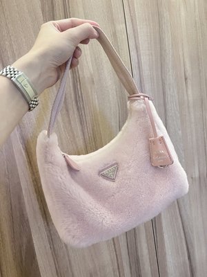 全新收藏 Prada 保證真品  極可愛 毛絨造型 限量 手提包，肩背包/送粉紅真皮吊飾 鑰匙圈。 現貨商品 專櫃配件齊全