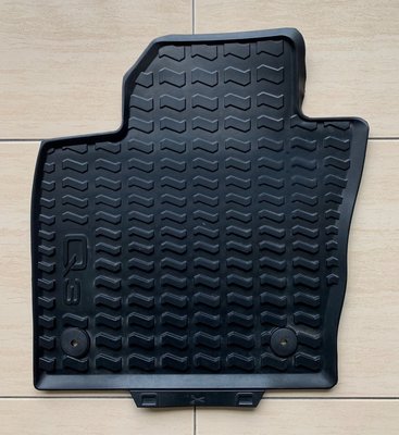 Audi Q3 12-18年 原廠橡膠腳踏墊。另有：行李箱防水墊-橡膠